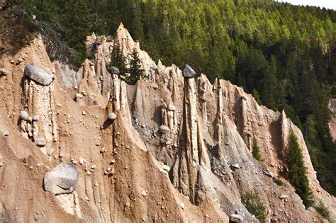 Veduta d'insieme delle Piramidi di Terra di Perca immerse nel bosco