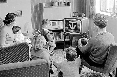 Famiglia italiana degli anni '60 davanti alla televisione