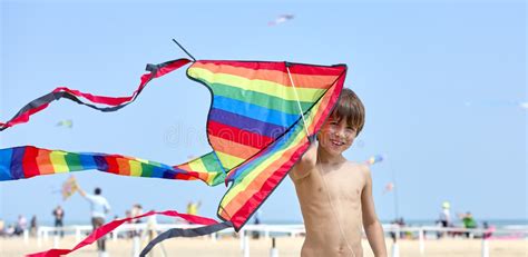 bambino che gioca in spiaggia con costume colorato