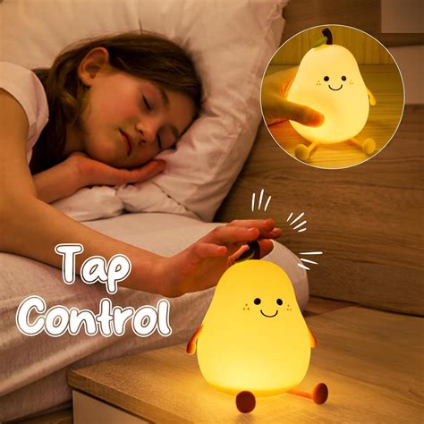 Illustrazione di una luce notturna soffusa in una cameretta per bambini