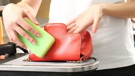 Dettaglio della rimozione del vassoio e pulizia della seduta in ecopelle