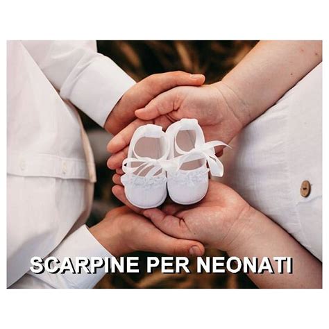 Annuncio social creativo con scarpine da neonato e scarpe dei genitori