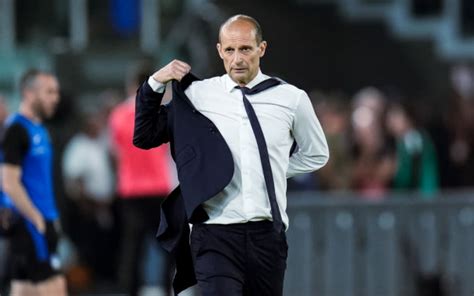 immagine stilizzata che ritrae un allenatore di calcio che medita a bordo campo