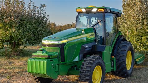 trattore elettrico John Deere in un prato verde