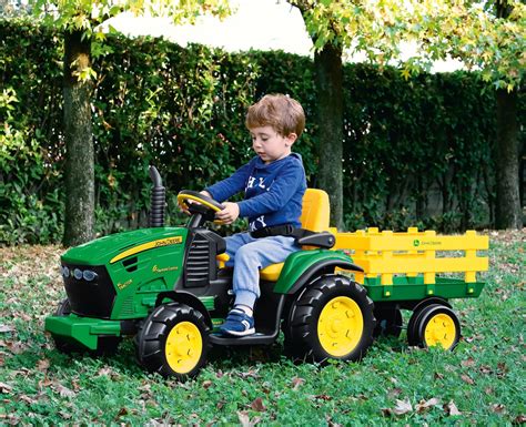 dettaglio del cruscotto e del volante del John Deere Ground Force