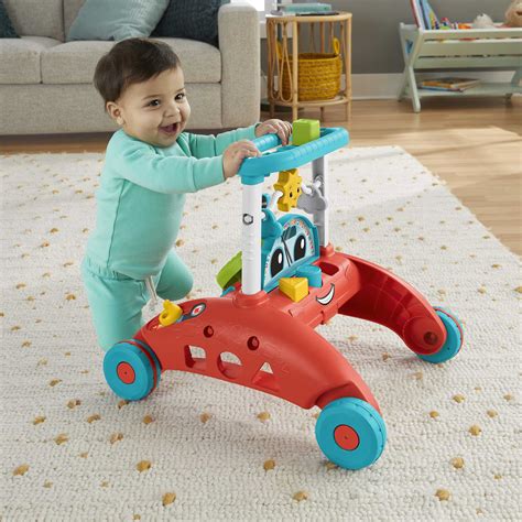 Bambino che gioca con il Primi Passi al Volante Fisher-Price