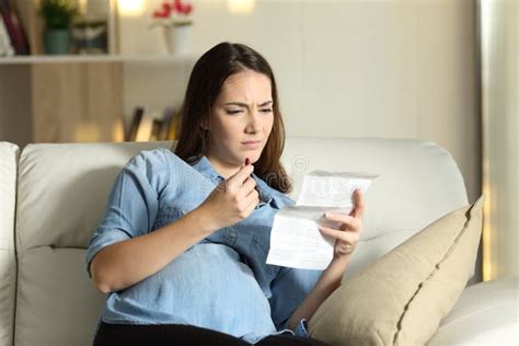 Donna incinta che assume una pillola