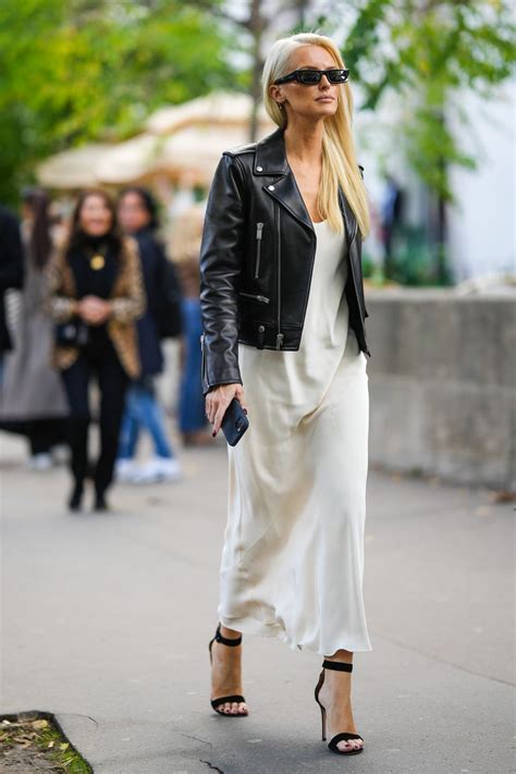 Esempio di contrasto stilistico: un outfit con giacca in pelle borchiata accanto a uno con maglione in cashmere pastel