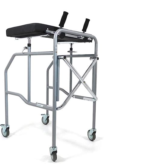 primo piano delle ruote piroettanti del girello Jumper in fase di pulizia