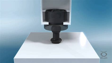 dettaglio ravvicinato della procedura di aggancio e sgancio rapido del gruppo ruote