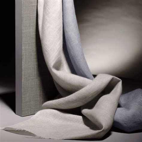 Interior design contemporaneo che mostra l'integrazione di tessuti pregiati e soluzioni su misura