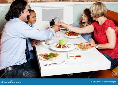 Famiglia che cena al ristorante