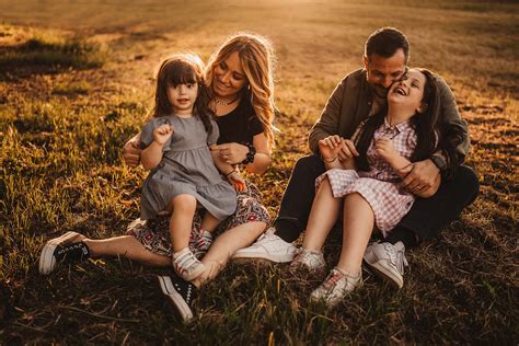 famiglia felice a tavola durante l'autosvezzamento