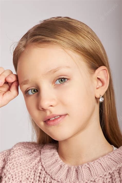 Bambina sorridente che indossa orecchini a monachella