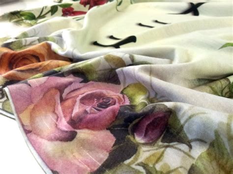 Confronto tra micro e maxi stampe floreali su tessuti