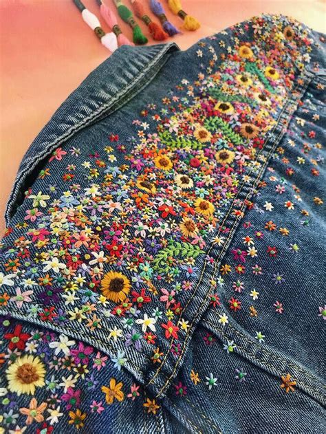 Donna che indossa una tutina floreale con giacca di jeans