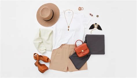 Set di abbigliamento e accessori per un viaggio estivo