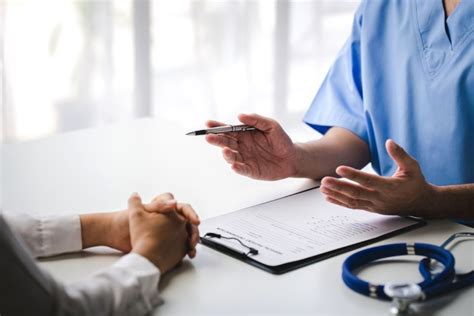 Coppia in colloquio con medico specialista della fertilità