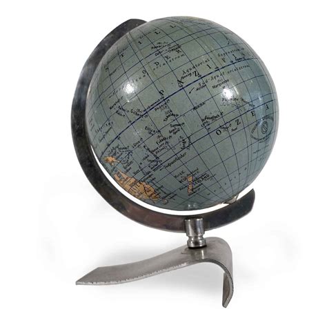 Scantinato televisivo con scrivania e mappamondo