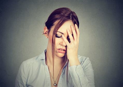 Donna incinta con espressione preoccupata