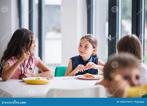 bambini che pranzano a mensa