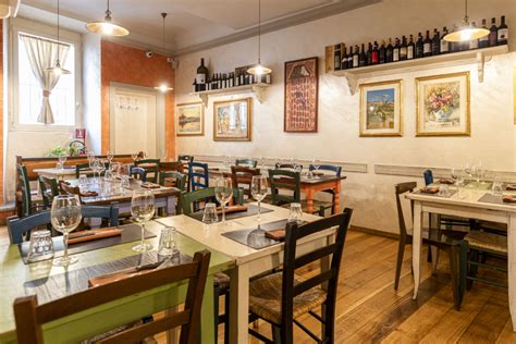Seggiolone in un ristorante accogliente