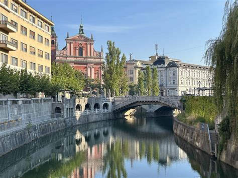 Vista panoramica di Lubiana con il fiume Ljubljanica e il Castello