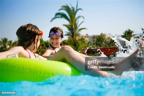 Bambini che si divertono in una piscina termale con scivoli