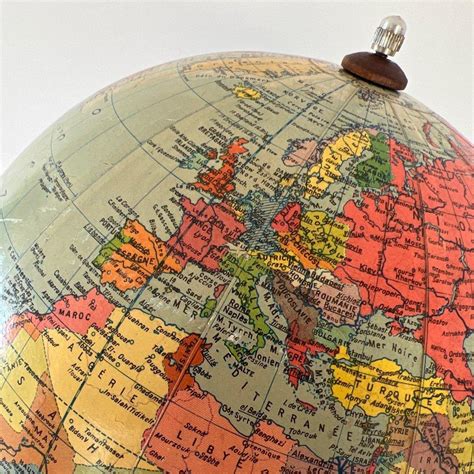Mappamondo con punti di opere d'arte