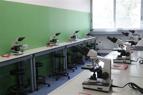 Laboratorio di scienze in un liceo privato