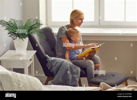 madre che legge una Bibbia