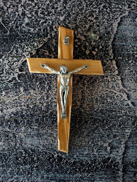 una croce in una chiesa