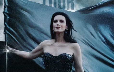 Laura Pausini sul palco durante un tour internazionale