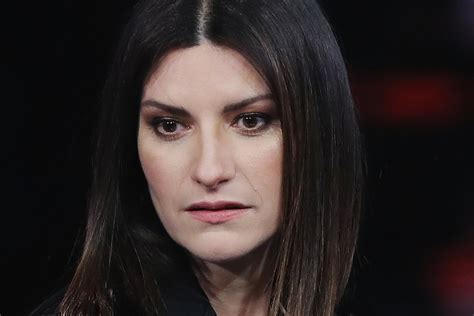 Laura Pausini in un ritratto intenso che esprime la sua nuova consapevolezza di madre