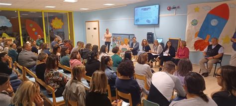 un incontro di educatori e genitori in un ambiente scolastico accogliente