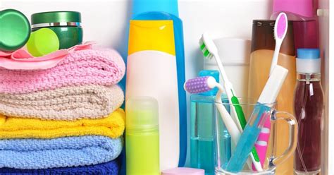 Illustrazione di oggetti di uso comune come biancheria intima e asciugamani