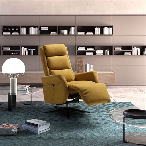 Interno accogliente con poltrone reclinabili e TV grande