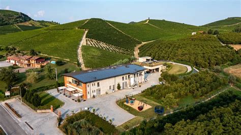 Esterno di una fattoria o agriturismo circondato dalla natura