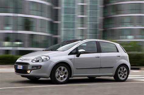 fiat punto evo in movimento strada urbana