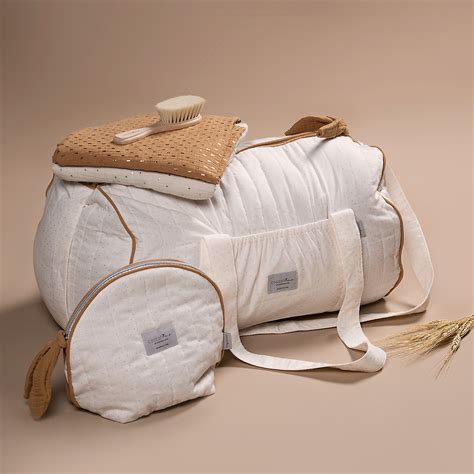 Borsa maternità professionale elegante poggiata su un letto di ospedale pronto per il parto