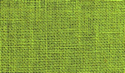 Dettaglio ravvicinato della trama dei tessuti in bambù e lana merino, che mostra la traspirabilità del materiale.