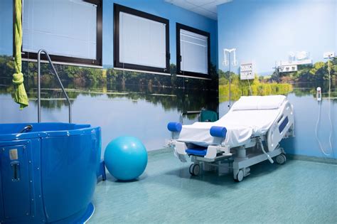 sala parto accogliente con attrezzature per posizioni libere