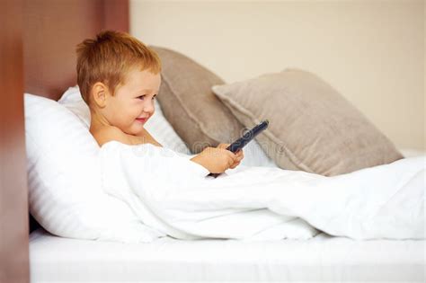 bambino che guarda cartoni animati durante il taglio dei capelli