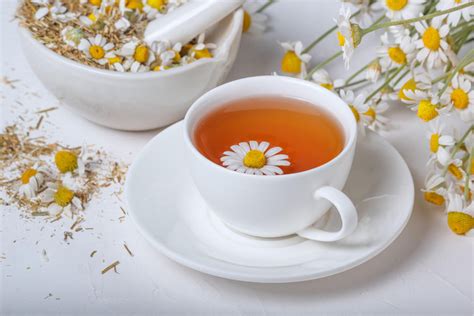 Flacone di olio emolliente e fiori di camomilla
