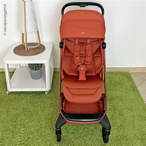 Passeggino Maxi Cose Fame in una configurazione urbana moderna