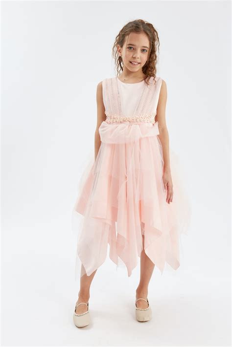 Bambina con vestito elegante e fiocco perfetto