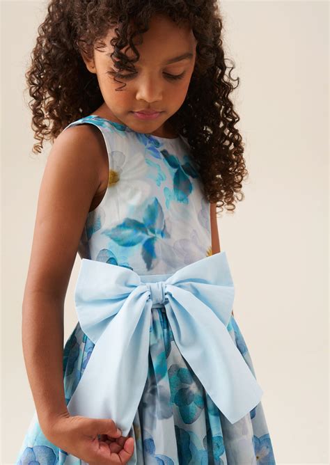 Bambina con fiocco in vita sul retro del vestito