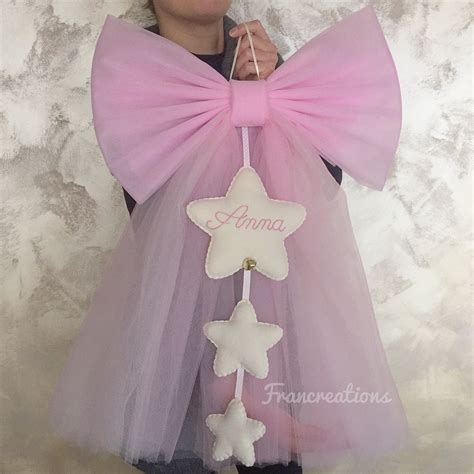 Fiocco a forma di rosa cucito su un abito da bambina
