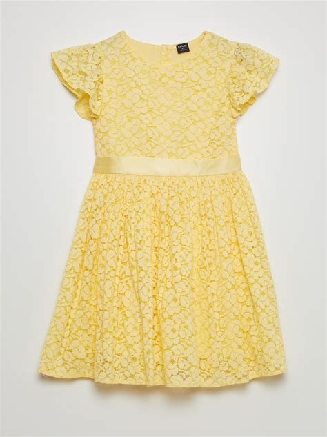 Fiocco con dettagli in pizzo su un vestito da bambina