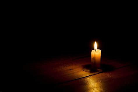 una candela accesa nel buio